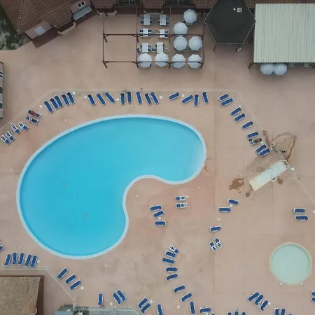 Dans De Avec Piscine, Tennis Et Aire De Jeux