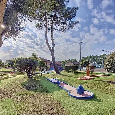 Dans De Avec Piscine, Tennis Et Aire De Jeux